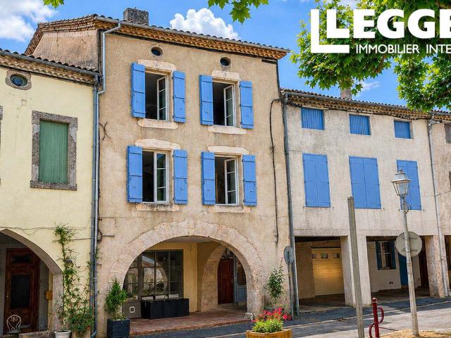 Maison de caractère avec terrasse au cœur du village