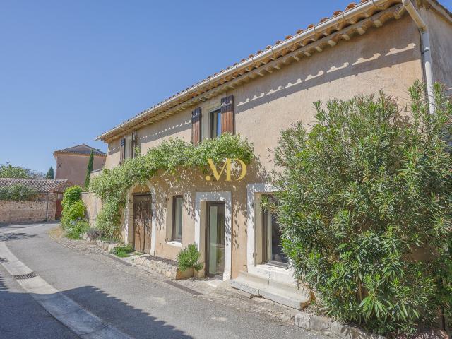 Maison de caractère avec terrasse et cour au cœur du Luberon