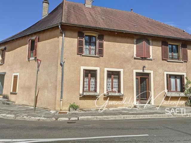 Maison de caractère avec volumes exceptionnels, ancien commerce du village – entre Arc et Senans et Mouchard