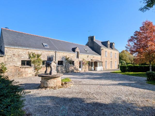 Maison de caractère avec vaste jardin à Melrand