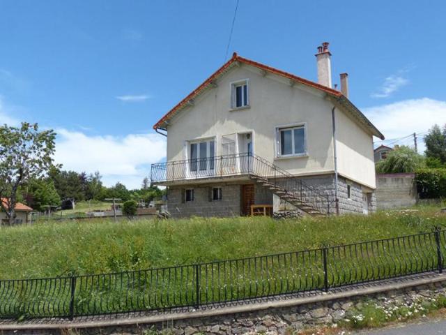 Maison de caractère avec vue dégagée 4 pièces Laussonne