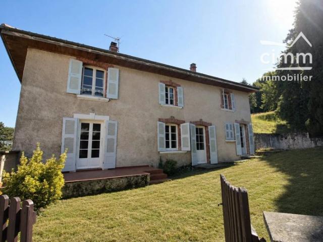 Maison de caractère avec vue dégagée, terrain et dépendance
