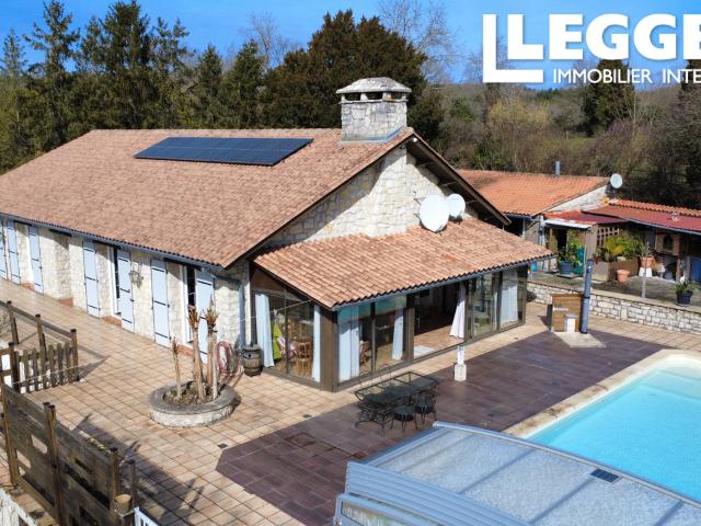 Maison de caractère avec vue, grand terrain, piscine et 2 logements locatifs – TORSAC, à 10 min d’Angoulême !