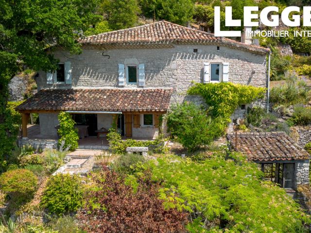 Maison de caractère avec vue panoramique, piscine et environnement exceptionnel près de Montcuq