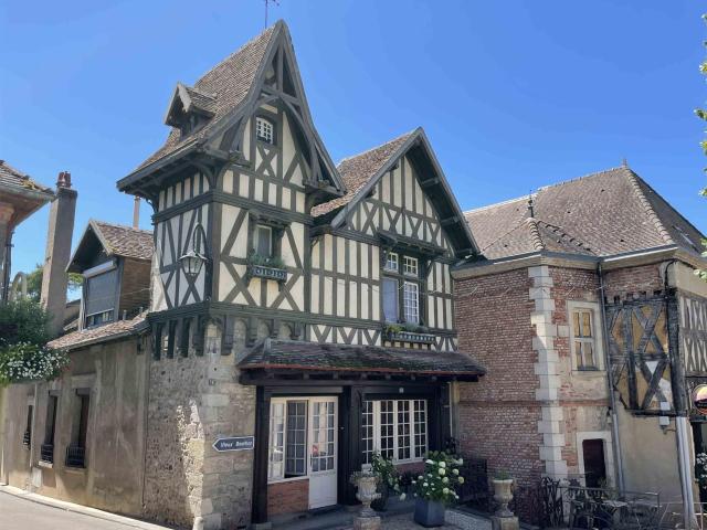 Maison De Caractere A Colombages Divisee En 4 Appartements 312m² Bourbon Lancy