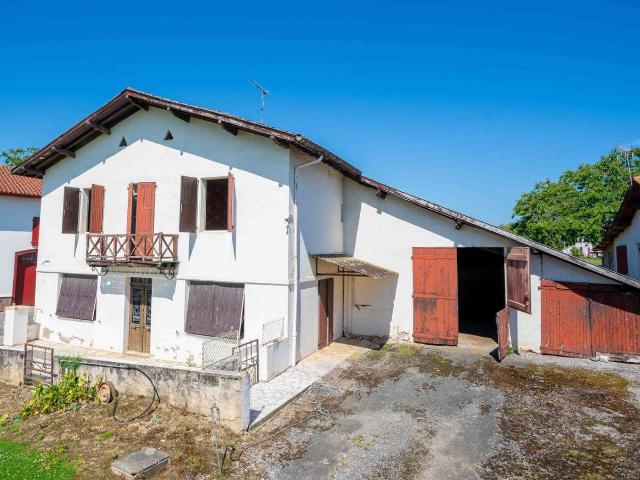 MAISON DE CARACTÈRE À FORT POTENTIEL À LABETS BISCAY !