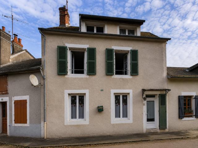 Maison de caractère à finir de rénover avec 3 chambres et jardin au cœur de Saint Saulge