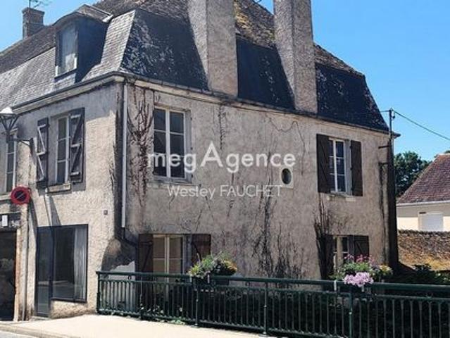 Maison de caractère à rénover au cœur de Buzançais – cachet, volumes et potentiel