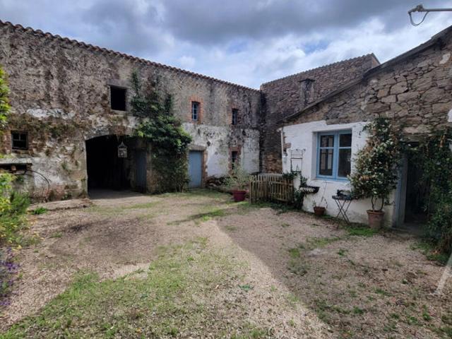 Maison de caractère à rénover au coeur du bourg historique de Saint Étienne du Bois