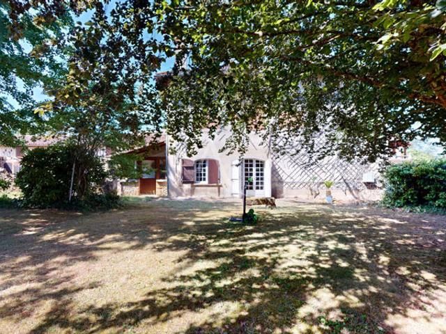 Maison de caractère à rénover. Centre bourg 330,31 m² habitables sur 17 958 m² de terrain