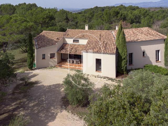 Maison de caractère à vendre à Venasque nichée dans un écrin. 250m² Venasque