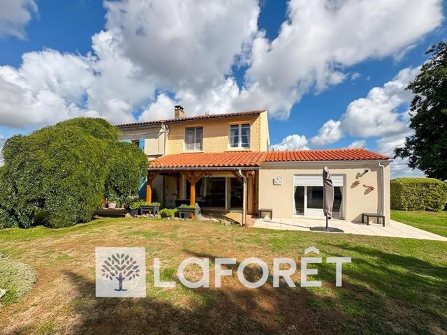 Maison de caractère à vendre entre Pons 17800 et Gémozac. 222m² Pons