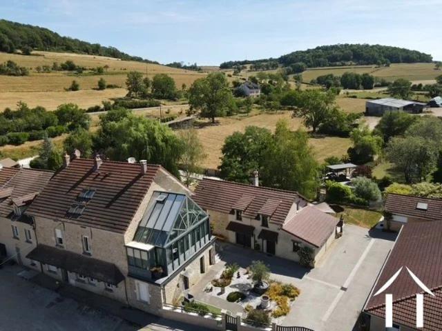 Maison de caractère charmante avec maisons d'amies et lac