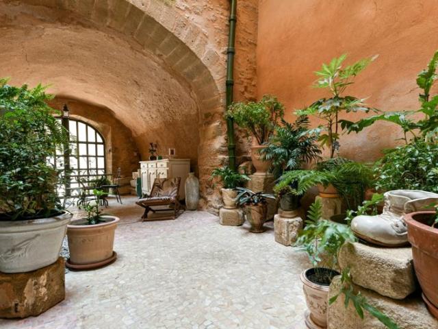 Maison de caractère du XVe de 195m², dans le Fort médiéval du village