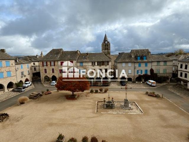 Maison de caractère du XVIᵉ siècle – 200 m² – Terrasse – Garage – Emplacement d’exception sur la place des Arcades à Sauveterre de Rouergue