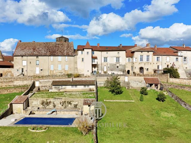 Maison de caractère du XVII ème siècle dans un village pitto. 316m² Semur en Brionnais