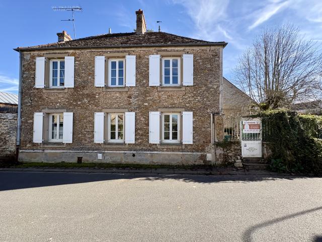 A VENDRE EN EXCLUSIVITÉ Maison de caractère, 175m2 rénovés Cave 500m2 jardin