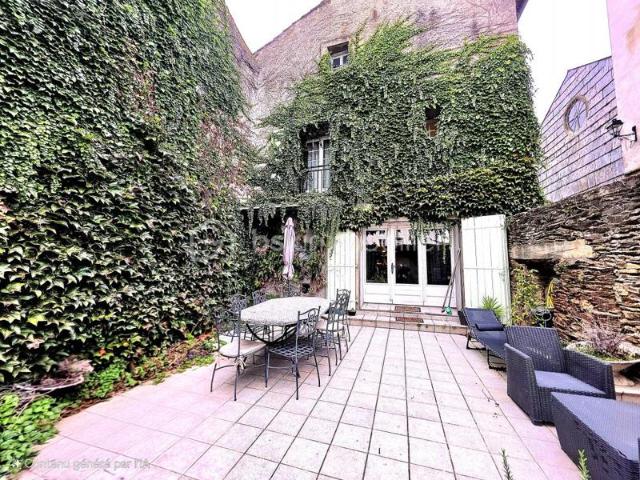 Maison de caractère du XIXe siècle avec terrasses ensoleillées