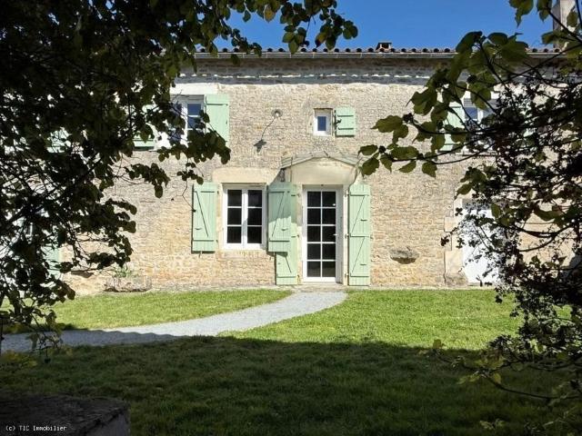 Maison De Caractère Dans Un Hameau Tranquille Avec Terrain 184m² Villefagnan