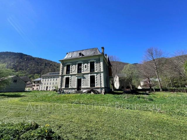 Maison de caractère de la fin du 19ème avec grand jardin
