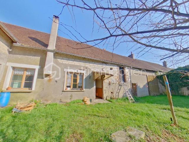 Maison de caractère de plain pied avec jardin et dépendances au centre ville !