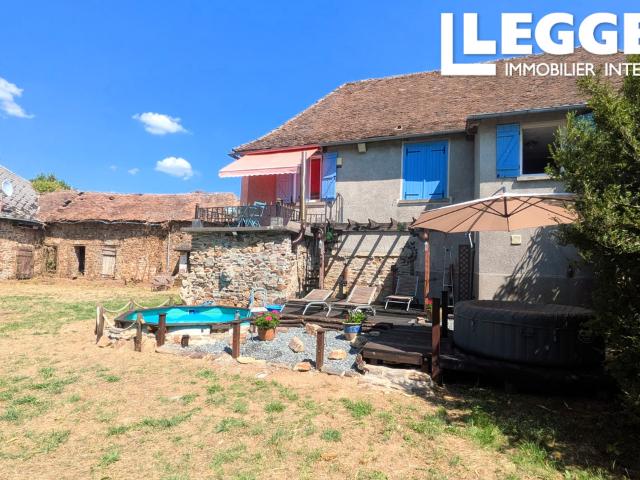 Maison de caractère de quatre chambres avec grange, terrasses et terrain près de Salon la Tour