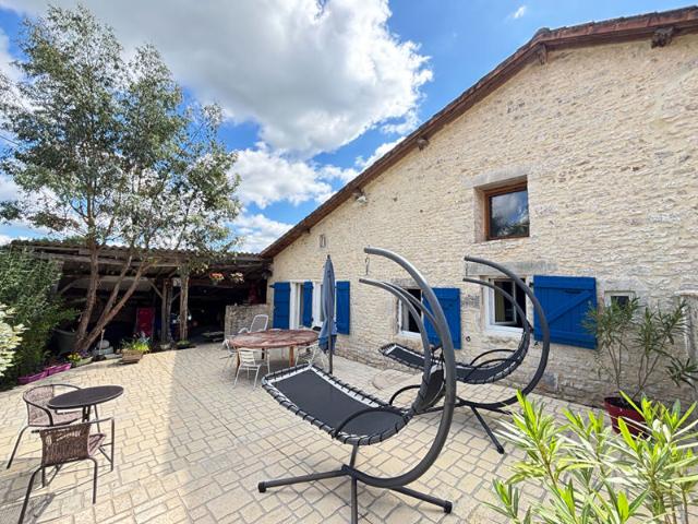 Maison de Caractère de Trois Chambres avec Jardin et Grange