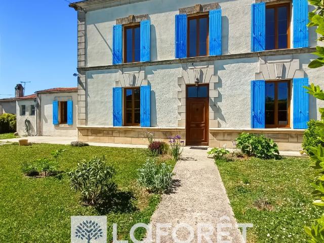 Maison de caractère de 158m² T6 à Pons 17800 158m² Pons