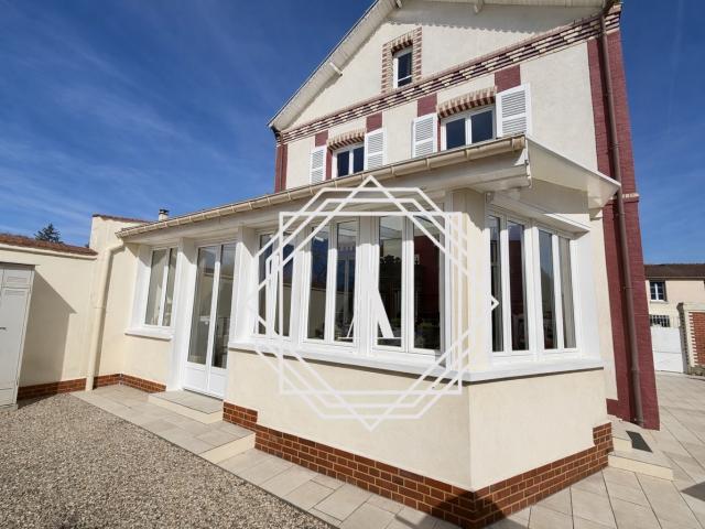 Maison de caractère de 165 m2 Charme, volumes et potentiel !