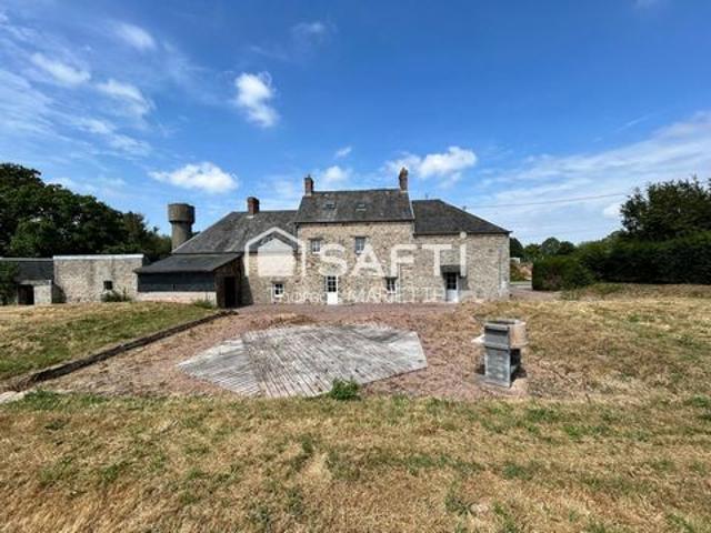 Maison de caractère de 195 m² avec 2 000 m² de terrain, proche de l'A84 et de Vire. Beaux volumes, fort potentiel et possibilité d'acquérir un terrain constructible supplémentaire