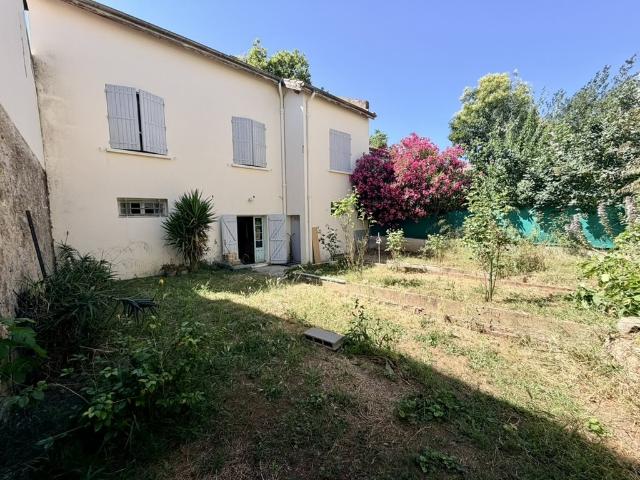 Maison de Caractère de 107m² à Rénover avec 2 Garages et Jar. 108m² Béziers