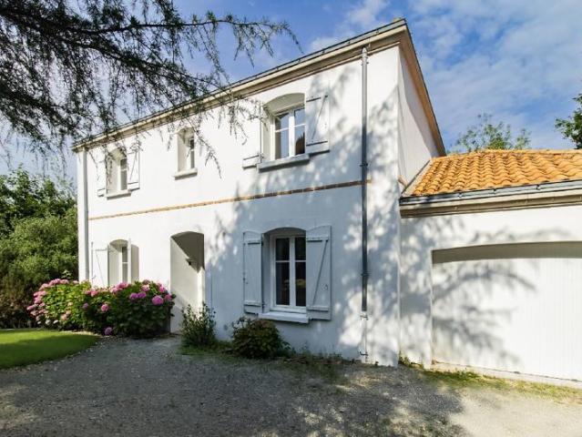 Maison de caractère de 123 m², 3 chambres, bureau, garage, magnifique jardin