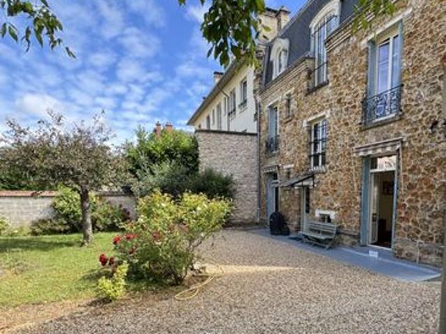 Maison de caractère de 252 m² au sol et 185 m² habitable édifiée sur une parcelle de 475 m² 5 chambres jardin deux garages