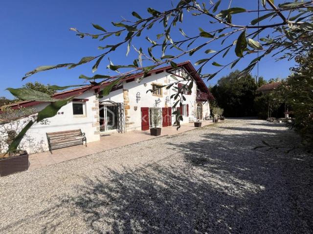 MAISON DE CARACTERE DE 280 M² à 30 MINUTES DE BAYONNE AVEC 7 CHAMBRES