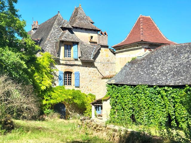 Maison de caractère de 200 m² avec dépendances et terrain de. 198m² Naussac