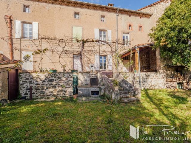 Maison de caractère de 12 pièces, jardin et terrasse. Centre. 270m² Réalmont