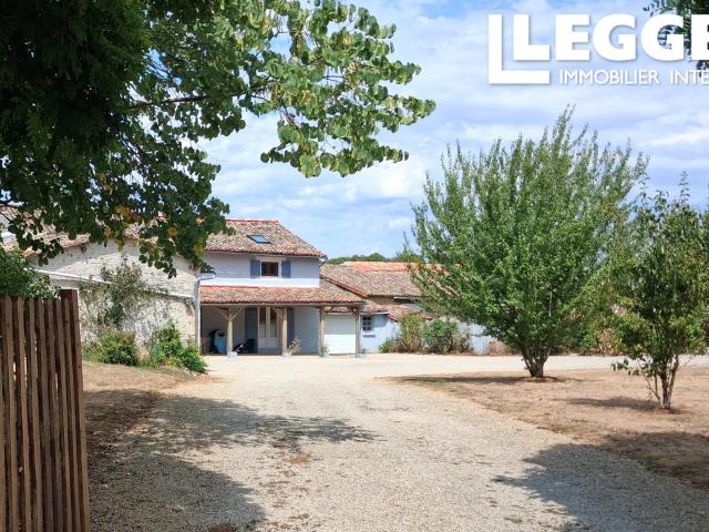 Maison de caractère de 3 chambres située dans un jardin arboré, au sein d'un hameau