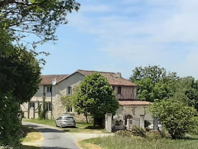 Maison de caractère de 4 chambres avec gîte 2 chambres sit. 240m² Festalemps