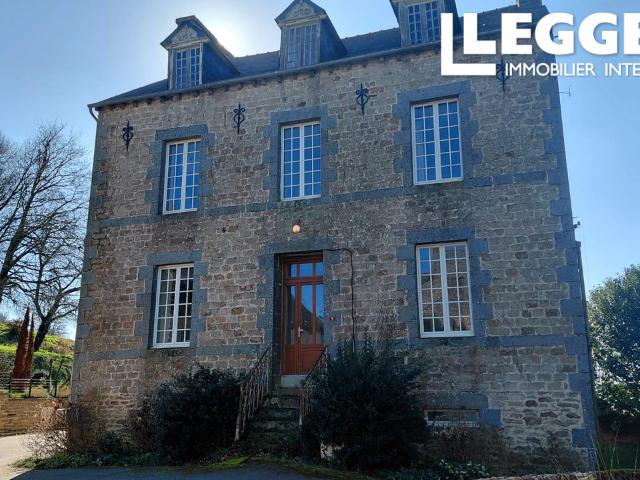 Maison de caractère de 4 chambres, beaux volumes, jardin, grand grenier et sous sol complet au cœur du village