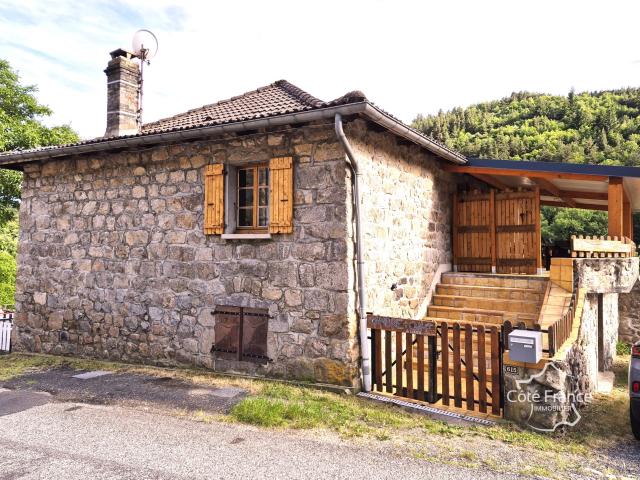 Maison de caractère de 65 m2 avec grande terrasse, nombreuse. 66m² Arcens