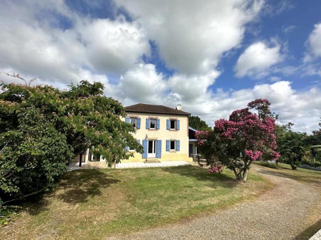 Maison de caractère d'environ 184m² comprenant un gîte indépendant sur un terrain arboré et clos de 3000m²