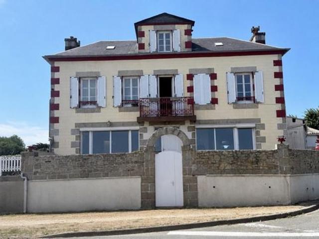 Maison de caractère des années 40 avec vue mer et hangar