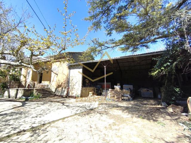 Maison de caractère et hangar sur 4 500m2