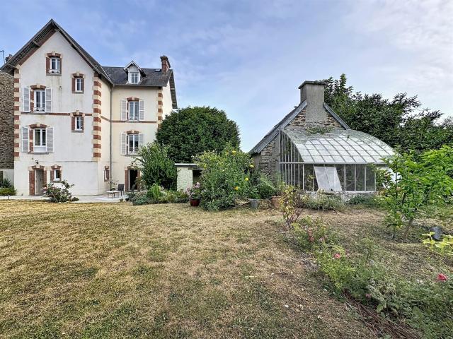 Maison De Caractere En Centre Ville Avec Jardin Clos Saint. 183m² Saint Lô