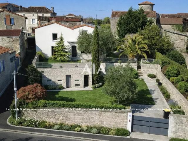 Maison de caractère en pierre – 216 m² – Vue panoramique – Luxé