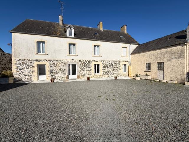 MAISON DE CARACTÈRE EN PIERRE – 224 m² HABITABLES – 7 CHAMBRES – BOURG – DÉPENDANCES & DOUBLE GARAGE 50