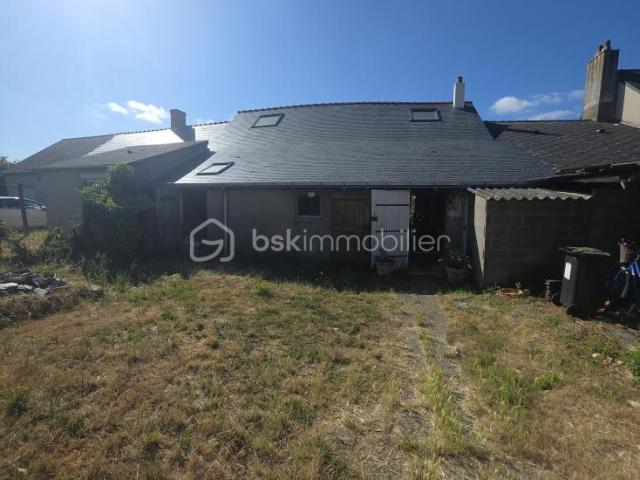 Maison de caractère en pierre – Toiture neuve – 150 m² à fort potentiel – Saint Mars la Jaille 44540 ​Prix: 117 500 € Honoraires d'agence inclus Surface totale: env. 150 m² dont combles aménageables État extérieur: Toiture entièrement neuve