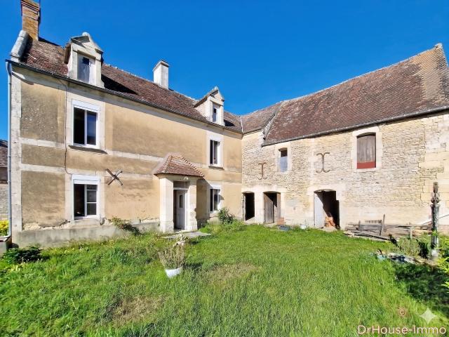 Maison de caractère en pierre à rénover et dépendances