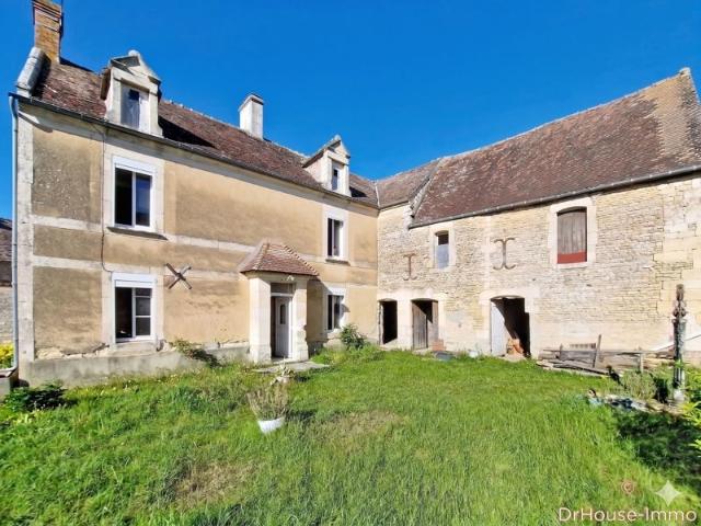 Maison de caractère en pierre à rénover et dépendances