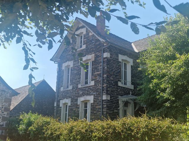 Maison de caractère en pierre avec grange Saint Viance